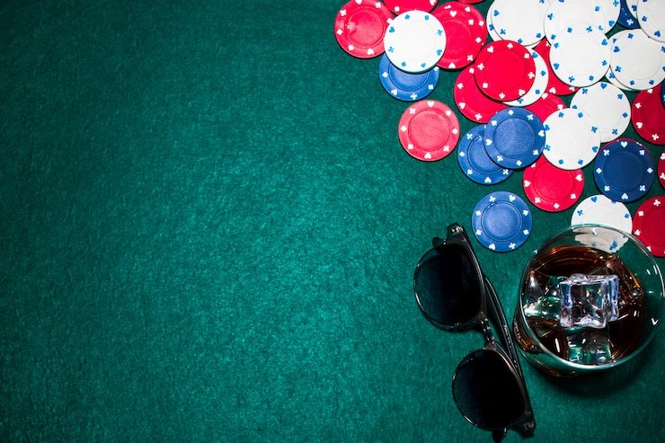 Live-dealer gaming profesional Live dealer table dengan kartu dan chip di nenekslot